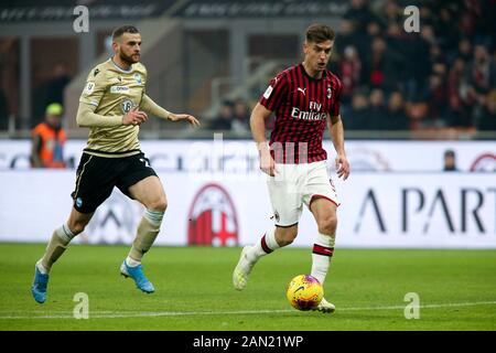 Milano, Italia. 15th Gen 2020. Krzysztof piatek (milano) e francesco vicari (spal) durante il round del 16 - AC Milan vs Spal, Campionato Italiano TIM Cup a Milano, 15 gennaio 2020 - LPS/Francesco Scaccianoce Credit: Francesco Scaccianoce/LPS/ZUMA Wire/Alamy Live News Foto Stock