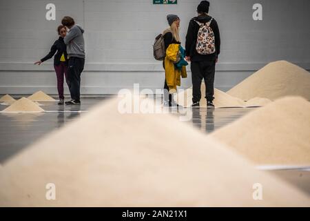 Londra, Regno Unito. 15th gennaio 2020. Di Tutte Le Persone In tutto il mondo, un'installazione di Stan's Cafe, in Nove Elms, accanto all'Ambasciata degli Stati Uniti. Utilizza i grani di riso per portare le statistiche astratte formalmente a vita startling e potente, con ogni grano di riso = una persona (e 1kg è approssimativamente uguale a 60.000 persone) e siete invitati a confrontare l'unico grano che è voi ai milioni che non sono. Credito: Guy Bell/Alamy Live News Foto Stock