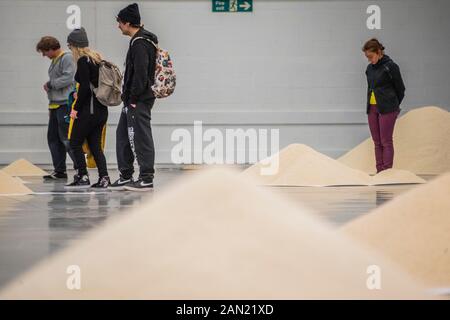 Londra, Regno Unito. 15th gennaio 2020. Di Tutte Le Persone In tutto il mondo, un'installazione di Stan's Cafe, in Nove Elms, accanto all'Ambasciata degli Stati Uniti. Utilizza i grani di riso per portare le statistiche astratte formalmente a vita startling e potente, con ogni grano di riso = una persona (e 1kg è approssimativamente uguale a 60.000 persone) e siete invitati a confrontare l'unico grano che è voi ai milioni che non sono. Credito: Guy Bell/Alamy Live News Foto Stock