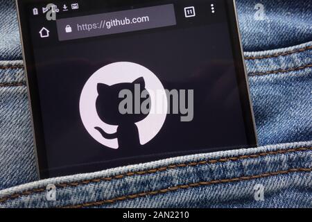 GitHub sito web visualizzato sullo smartphone nascosto nella tasca dei jeans Foto Stock