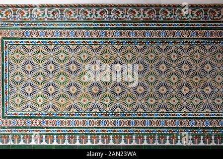Un tradizionale azulejos tegole bordo dado sulla parete del patio dell'Hospital de Los Venerables Sacerdotes a Santa Cruz, Siviglia Foto Stock
