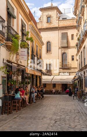 La gente del posto si può gustare un drink nel tardo pomeriggio al Bodeguita la Parihuela, un tipico bar del quartiere di Siviglia. Foto Stock