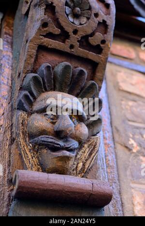 Volto scolpito su travi in legno da Hans Raffns house dal Medioevo, Angelo casa in Ystad, Scania in Svezia Foto Stock