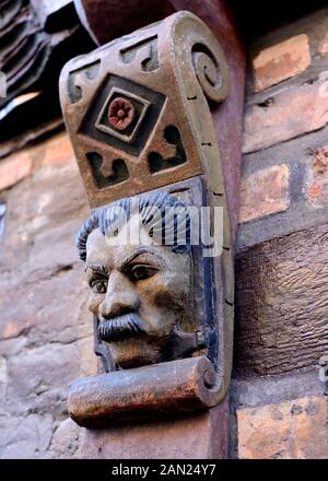 Volto scolpito su travi in legno da Hans Raffns house dal Medioevo, Angelo casa in Ystad, Scania in Svezia Foto Stock