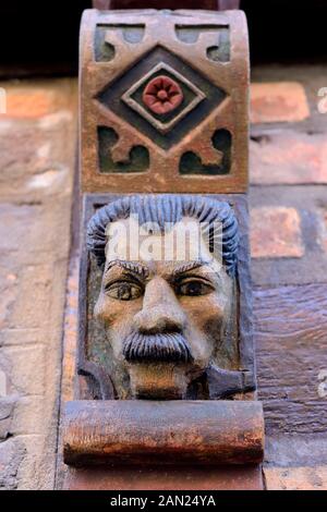 Volto scolpito su travi in legno da Hans Raffns house dal Medioevo, Angelo casa in Ystad, Scania in Svezia Foto Stock