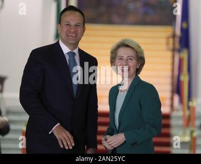 Taoiseach Leo Varadkar incontro del presidente della Commissione europea Ursula von der Leyen presso Gli Edifici governativi di Dublino. Foto Stock