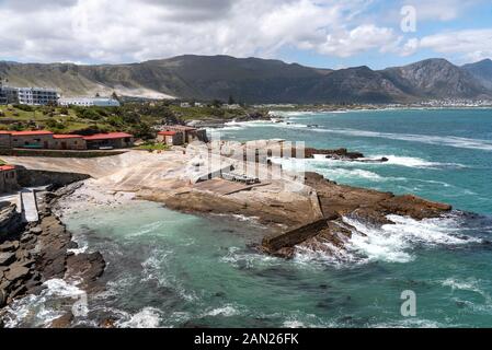 Hermanus, Capo Occidentale, Sud Africa. Dicembre 2019. La famosa località balneare di Hermanus vista dal Porto Vecchio. Foto Stock