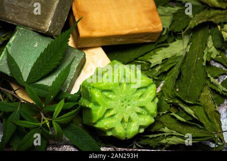 Saponette naturali a base di cannabis sulle foglie di marijuana Foto Stock