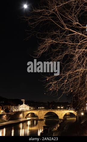 Roma, Italia, Europa: la notte skyline della città con vista sul Ponte Cestio (Ponte Cestio) sul fiume Tevere e la luna Foto Stock