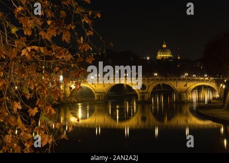 Roma, Italia: notte skyline con Ponte Sisto (Ponte Sisto) sul fiume Tevere e la Basilica Papale di San Pietro, la chiesa più grande del mondo Foto Stock