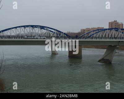 Ponte della Madonna del Pilastro oltre il fiume Ebro in inverno in un giorno di nebbia. Saragozza, Spagna. Foto Stock