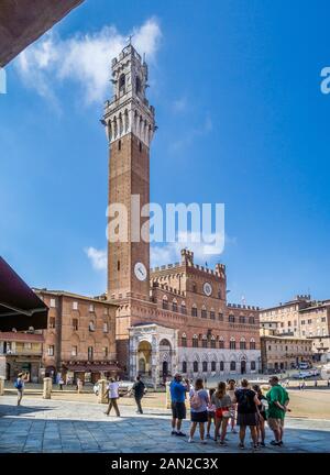 Piazza del campo a Siena con Palazzo pubblico e Torre di Mangia, Siena, Toscana, Italia Foto Stock