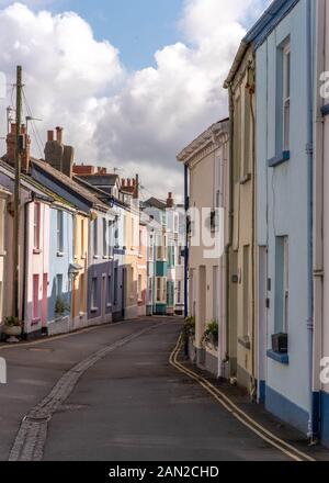 Vista di Irsha street a Appledore, Devon con multi colorata fronti di casa WOP Foto Stock