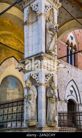 Cappella di Piazza loggia in marmo alla base della Torre del Mangia del municipio di Palazzo pubblico a Siena, Toscana, Italia Foto Stock