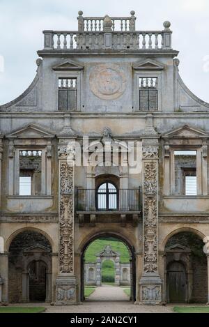 Vista dal cortile interno che guarda fuori attraverso l'ingresso principale verso il giardino principale porta a Kirby Hall, vicino a Corby nel Northamptonshire, Regno Unito Foto Stock