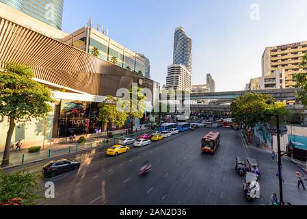 Bangkok, Tailandia - 4 Gen, 2020 : traffico lato font il Gaysorn Plaza Foto Stock