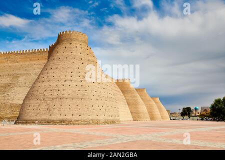 Il Baluardo della Cittadella e la fortezza Ark, Bukhara, Uzbekistan in Asia centrale Foto Stock