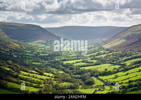 Vale of Ewyas, vista su Capel-y-ffin e valle dell'Afon Honddu, Montagna Nera, POWYS, GALLES Foto Stock