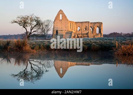 Rovine di Newark Priory riflessa nel fiume Wey Pyrford, Surrey, Inghilterra Foto Stock