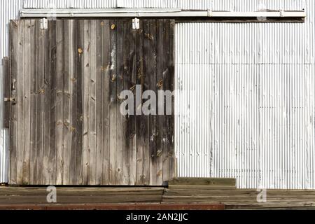 Vecchia porta di legno sulla banchina di carico. Foto Stock