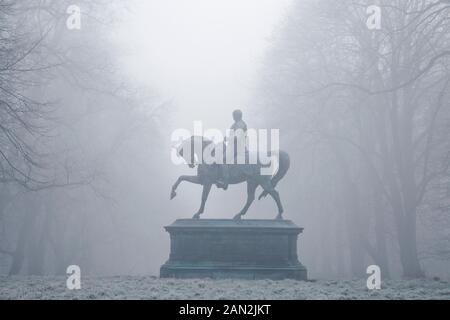 Statua di bronzo del maresciallo di campo Visconte Hugh Gough, Chillingham, Northumberland, Inghilterra Foto Stock