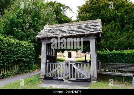 Lychgate in legno all'ingresso della vecchia chiesa parrocchiale di San Pietro, fuori del villaggio di Pembury, Kent, Inghilterra Foto Stock