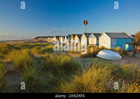 Spiaggia di capanne, Hengistbury Head, Christchurch, Dorset, Inghilterra Foto Stock