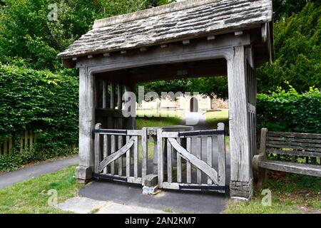 Lychgate in legno all'ingresso della vecchia chiesa parrocchiale di San Pietro, fuori del villaggio di Pembury, Kent, Inghilterra Foto Stock