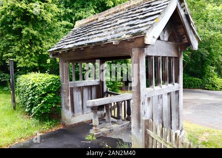 Lychgate in legno all'ingresso della vecchia chiesa parrocchiale di San Pietro, fuori del villaggio di Pembury, Kent, Inghilterra Foto Stock