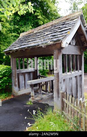 Lychgate in legno all'ingresso della vecchia chiesa parrocchiale di San Pietro, fuori del villaggio di Pembury, Kent, Inghilterra Foto Stock