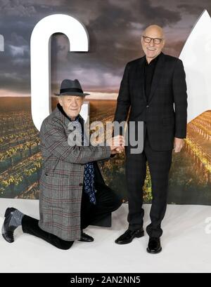 Sir Ian McKellen (a sinistra) e Sir Patrick Stewart partecipano al Star Trek: Picard Premiere tenuto presso la Odeon Luxe Leicester Square, Londra. Foto Stock