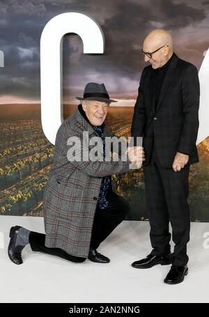 Sir Ian McKellen (a sinistra) e Sir Patrick Stewart partecipano al Star Trek: Picard Premiere tenuto presso la Odeon Luxe Leicester Square, Londra. Foto Stock