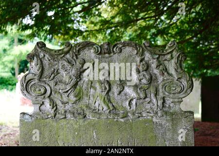 Particolare di lapide con scultura in pietra del volo di Gesù bambino in Egitto su di esso nel cimitero della vecchia chiesa parrocchiale di San Pietro, Pembury, Kent, Regno Unito Foto Stock