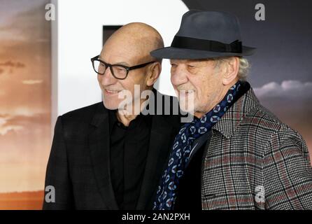 Sir Patrick Stewart (a sinistra) e Sir Ian McKellen frequentano lo Star Trek: Picard Premiere tenuto presso l'Odeon Luxe Leicester Square, Londra. Foto Stock