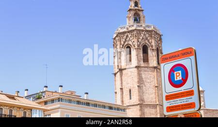 Valencia, Spagna - 16 Giugno 2017: cartello stradale che indica un arancione area di parcheggio (Zona Naranja) e una limitata e controllata area di parcheggio nel dentre ci Foto Stock