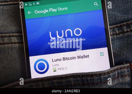 Luno portafoglio Bitcoin app su Google Play Store sito web visualizzato sullo smartphone nascosto nella tasca dei jeans Foto Stock