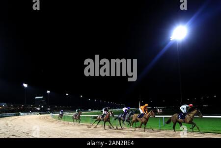 Corridori e corridori si girano la prima curva durante Il Heed Your Hunch A Betway handicap al Southwell Racecourse. Foto Stock