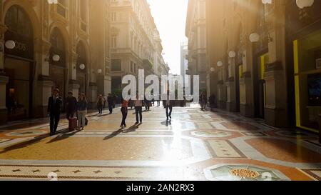 I turisti a piedi a Milano centro shopping a giornata soleggiata, architettura italiana Foto Stock