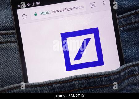 Deutsche Bank sito web visualizzato sullo smartphone nascosto nella tasca dei jeans Foto Stock