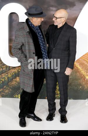 Sir Ian McKellen (a sinistra) e Sir Patrick Stewart partecipano al Star Trek: Picard Premiere tenuto presso la Odeon Luxe Leicester Square, Londra. Foto Stock