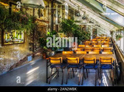 Watford, UK, settembre 2018, all'interno del ristorante Potting Shed situato nel Garden Walled presso l'hotel Grove, Hertfordshire Foto Stock