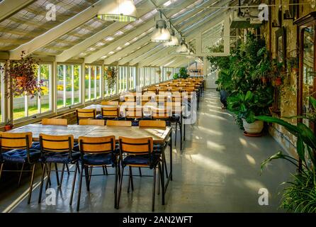 Watford, UK, settembre 2018, all'interno del ristorante Potting Shed situato nel Garden Walled presso l'hotel Grove, Hertfordshire Foto Stock