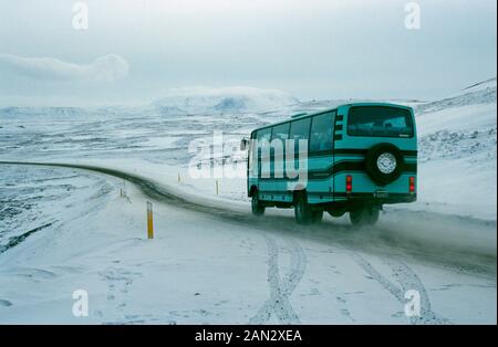 Autobus turistico nei pressi del Lago Myvatn sulla strada snowcoverd, inverno, Islanda. Foto Stock