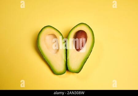 Affettato succosa avocado su uno sfondo luminoso Foto Stock