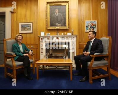 Il Presidente della Commissione europea Ursula von der Leyen con Taoiseach Leo Varadkar, che la accoglie con favore negli Edifici governativi di Dublino. Foto PA. Data Immagine: Mercoledì 15 Gennaio 2020. Vedi la storia di PA IRISH EU. Photo credit dovrebbe leggere: Lorraine o'Sullivan/PA Wire Foto Stock