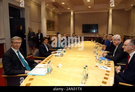 Il presidente della Commissione europea Ursula von der Leyen con Taoiseach Leo Varadkar si siedono per colloqui presso Gli Edifici governativi di Dublino. Foto PA. Data Immagine: Mercoledì 15 Gennaio 2020. Vedi la storia di PA IRISH EU. Photo credit dovrebbe leggere: Lorraine o'Sullivan/PA Wire Foto Stock