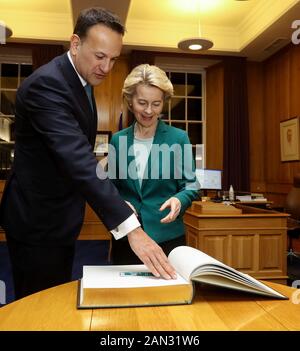 Il presidente della Commissione europea Ursula von der Leyen firma il libro dei visitatori come Taoiseach Leo Varadkar la accoglie presso Gli Edifici governativi di Dublino. Foto PA. Data Immagine: Mercoledì 15 Gennaio 2020. Vedi la storia di PA IRISH EU. Photo credit dovrebbe leggere: Lorraine o'Sullivan/PA Wire Foto Stock
