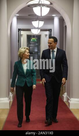 Il Presidente della Commissione europea Ursula von der Leyen con Taoiseach Leo Varadkar, che la accoglie con favore negli Edifici governativi di Dublino. Foto PA. Data Immagine: Mercoledì 15 Gennaio 2020. Vedi la storia di PA IRISH EU. Photo credit dovrebbe leggere: Lorraine o'Sullivan/PA Wire Foto Stock