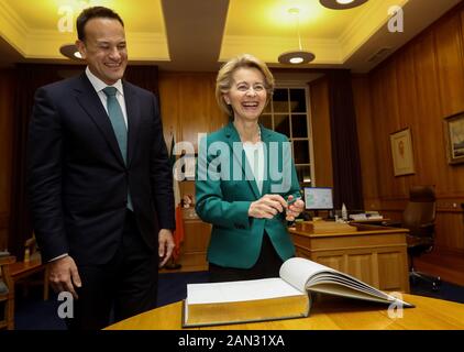 Il presidente della Commissione europea Ursula von der Leyen firma il libro dei visitatori come Taoiseach Leo Varadkar la accoglie presso Gli Edifici governativi di Dublino. Foto PA. Data Immagine: Mercoledì 15 Gennaio 2020. Vedi la storia di PA IRISH EU. Photo credit dovrebbe leggere: Lorraine o'Sullivan/PA Wire Foto Stock