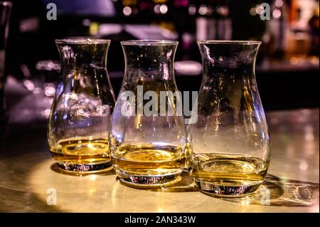 Serie di whisky scozzese, bicchieri da degustazione con varietà di whisky di malto singolo o blended whisky acquavite a distillery tour in Scozia, Regno Unito Foto Stock